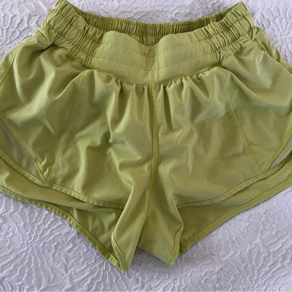 Light green/yellow lululemon hotty hot shorts Size 4 2.5 inch